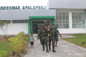 Satgas Yonif 521/DY Bantu Warga Apalapsili Jalani Kontrol Kesehatan di Puskesmas Apalapsili