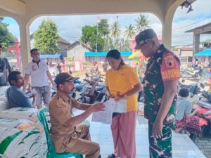 Babinsa Desa Suren Kecamatan Ledokombo Pendampingan Penyaluran Bantuan Pangan Dari Pemerintah