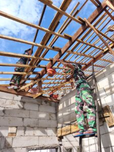 Demi Rumah Layak Huni, Satgas TMMD Kerjakan Rangka Atap dengan Penuh Semangat