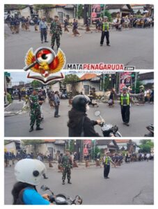 Atensi Pengabenan Menuju Setra Adat Kesiman, Personel Polsek Dentim Bersama TNI, Linmas dan Pecalang Lakukan Pengaturan Arus Lalin