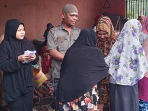 Tradisi Ramadan, Hj Budi Suhartono Kembali Berbagi Zakat kepada Warga Ledokombo
