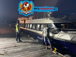 Patroli Malam Kakia Kampih, Satpolairud Polresta Denpasar Jaga Keamanan Dermaga Serangan