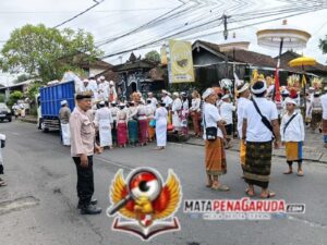 Bhabinkamtibmas Bersama Babinsa dan Pecalang Amankan Upacara Melasti Karya Agung di Pura Dalem Laplap