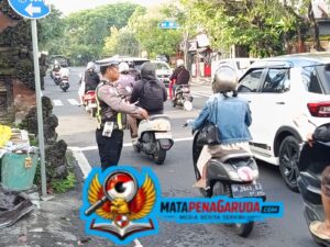 Jaga Kelancaran Aktivitas Masyarakat Pagi Hari, Personel Lantas Polsek Dentim Laksanakan Penjagaan dan Pengaturan Lalu Lintas