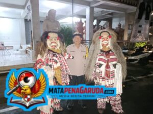 Bhabinkamtibmas Penatih Dangin Puri Bersama Pecalang Atensi Pagelaran Calon Arang di Pura Dalem Khayangan Laplap