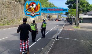 Sinergi Polisi dan Pecalang, Pengamanan Wisatawan di Pantai Melasti