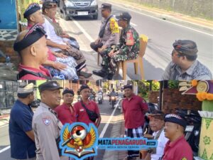 Bhabinkamtibmas Sumerta Kaja Hadiri dan Amankan Pawiwahan Warga di Jl. Kenyeri