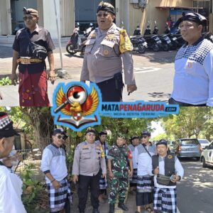Sinergi Bhabinkamtibmas, Babinsa dan Pecalang Kawal Prosesi Ngaben Warga Banjar Pagan Kelod