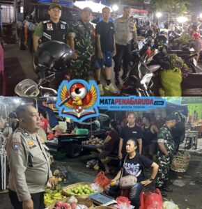 Sinergi Bhabinkamtibmas, Babinsa dan Aparat Desa Sumerta Kauh Edukasi Pedagang Pasar Pilah Sampah