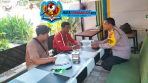 Bhabinkamtibmas Sumerta Kelod Sambangi Proyek Pembangunan Bank BPD Bali, Tekankan Pemanfaatan Layanan Polisi 110