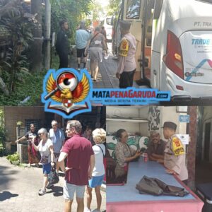 Sambangi Pertunjukan Barong Dance, Bhabinkamtibmas Kesiman Petilan Jaga Keamanan Wisatawan