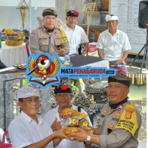 Jalin Silaturahmi, Bhabinkamtibmas Desa Ungasan Hadiri Upacara Melaspas