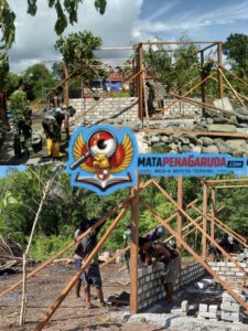 Satgas TMMD KE-128 Kodim 1801/Manokwari Laksanakan Pemasangan Dinding Rumah Program RTLH