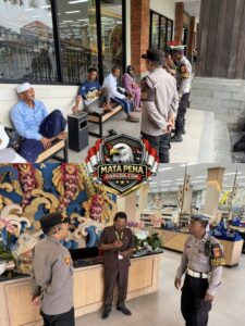 Personel Polsek Denpasar Barat Sambangi Pusat Oleh-Oleh Bali, Imbau Kamtibmas kepada Pengunjung