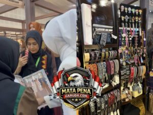 YD Strap Bag Tenun-Booth 22: Curi Perhatian dan Raih Antusiasme Pengunjung Memandang Wastra dengan Citra Nan Anggun