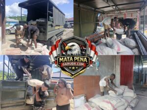 Dengan Penuh Antusias  Warga Bantu Pindahkan Semen di Lokasi TMMD Ke-128 Kodim 1801/Manokwari