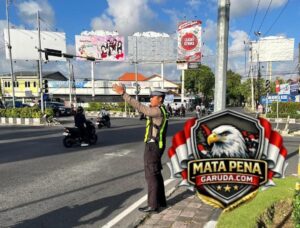 Cegah Penumpukan Kendaraan Personil Satuan Lalu Lintas Polresta Denpasar Lakukan Pengaturan