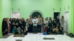 Polsek Kalibaru dan Relawan Al Haramain Tebar Al-Qur’an, Bentuk Generasi Berakhlak dan Sadar Kamtibmas