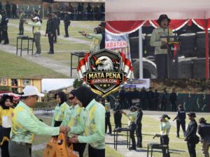 Eksebisi menembak Kowad Kodam XVIII/Kasuari dengan Polwan Polda Papua Barat : Perkuat Sinergi melalui ketangkasan Menembak