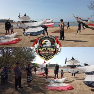 Bhabinkamtibmas Desa Sanur Kauh Bersama Pecalang Amankan Sabha Yowana Kite Festival di Pantai Mertasari